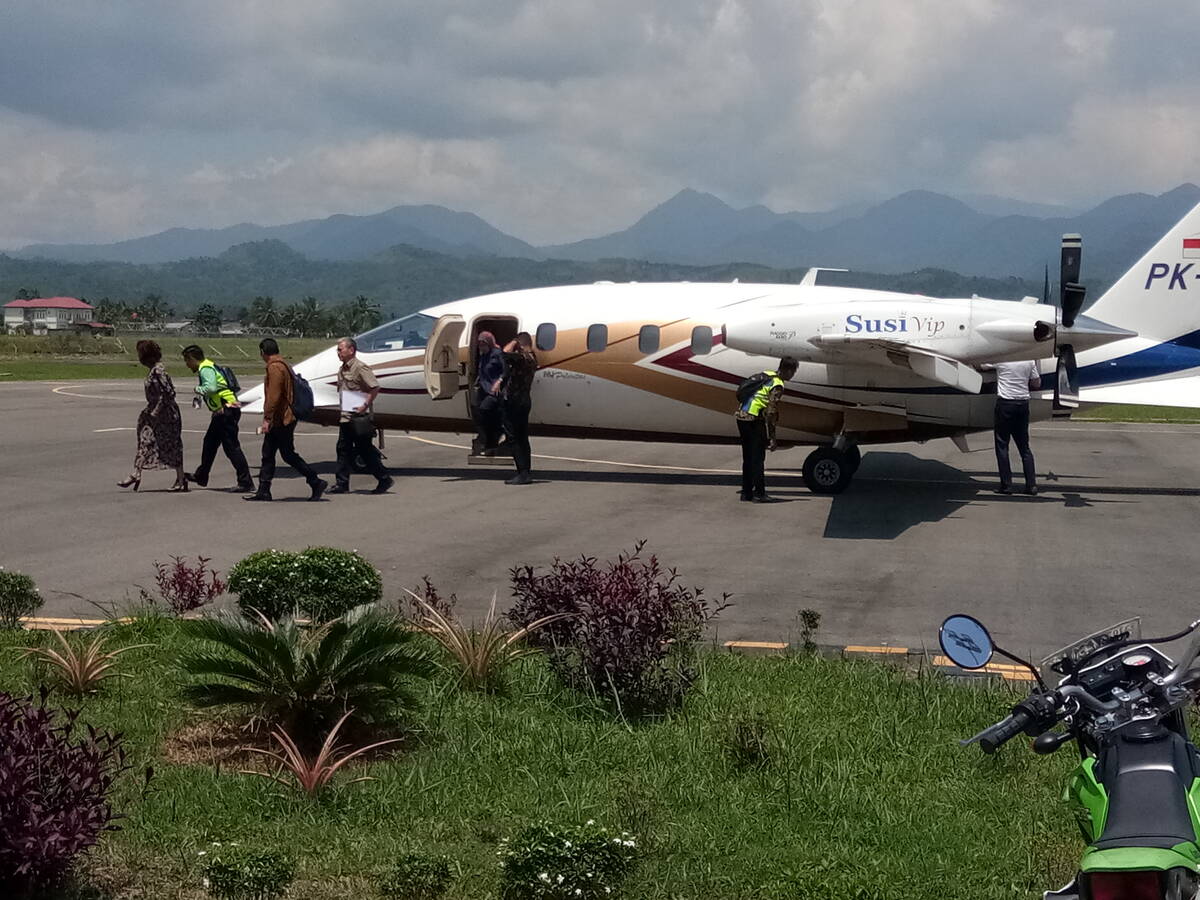 Kedatangan Susi Pudjiastuti di Bandara Depati Parbo Molor