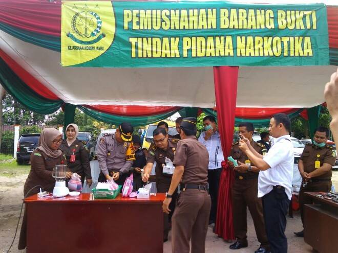Kejari Jambi Musnahkan Narkoba dan Senpi