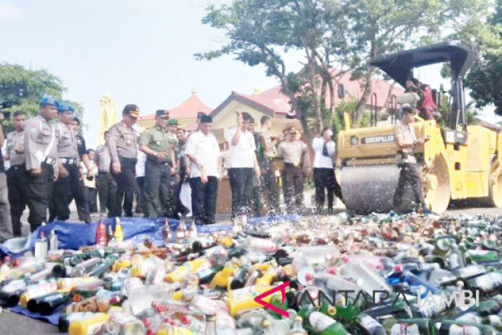 Kejari Jambi Musnahkan Ribuan Botol Minuman Keras