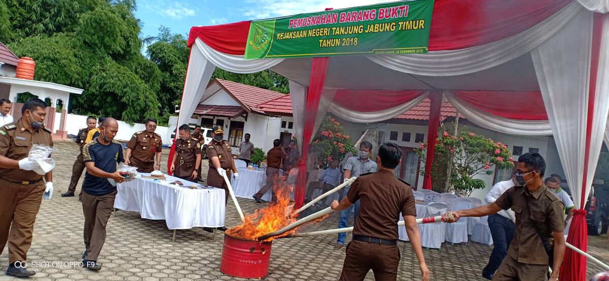 Kejari Muara Sabak Musnahkan Barang Bukti