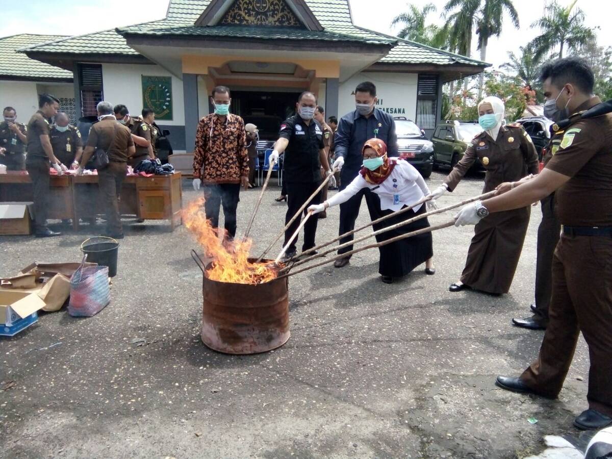 Kejari Muarabulian Musnakan BB Narkotika