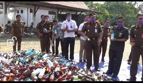 Kejari Tanjabtim Musnahkan Ribuan Miras Asal Singapura