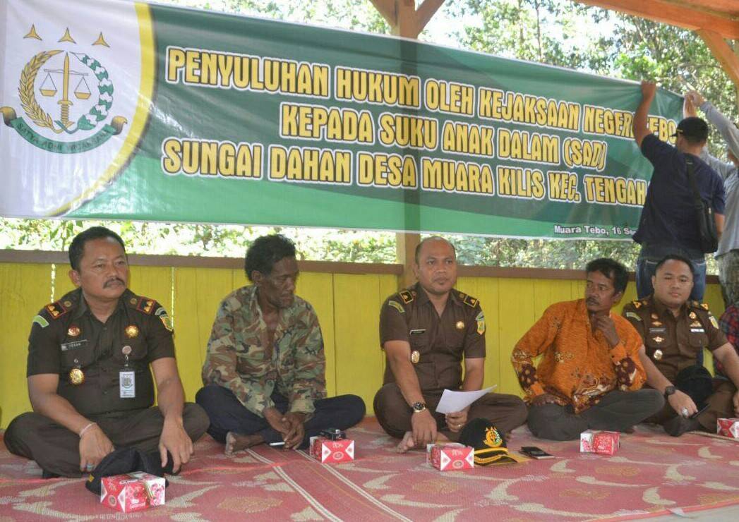 Kejari Tebo Beri Penyuluhan Hukum Kepada Puluhan Warga SAD