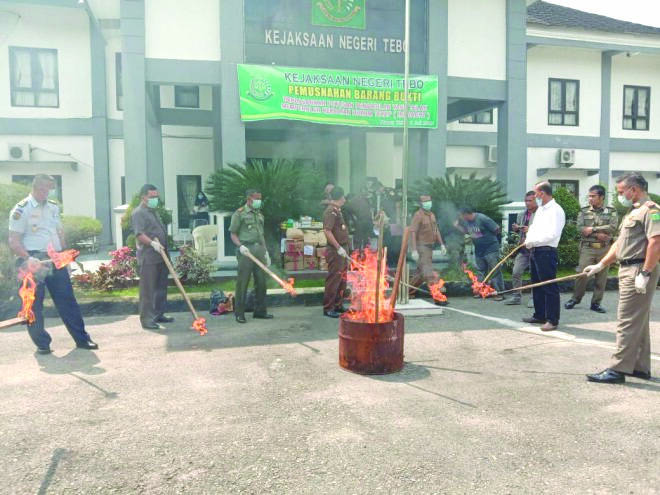 Kejari Tebo Musnahkan BB Perkara Kejahatan Januari-Juni 2019