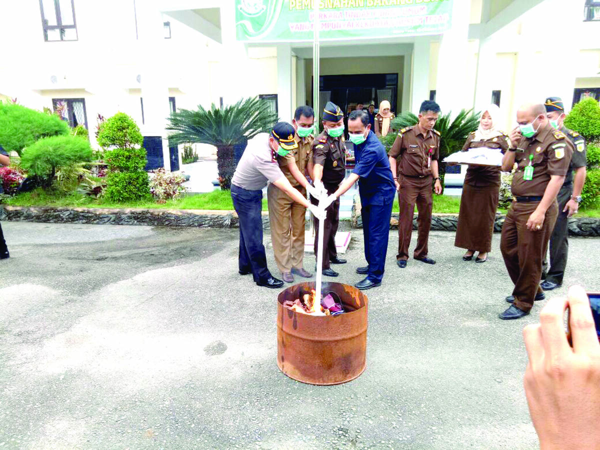 Kejari Tebo Musnahkan BB Tindak Pidana Kejahatan