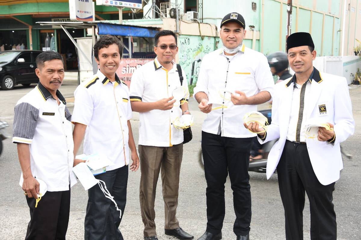 Kelar Upacara HUT RI di PKS, 3 Anggota Dewan Langsung Turun ke Jalan Bagi-Bagi Masker