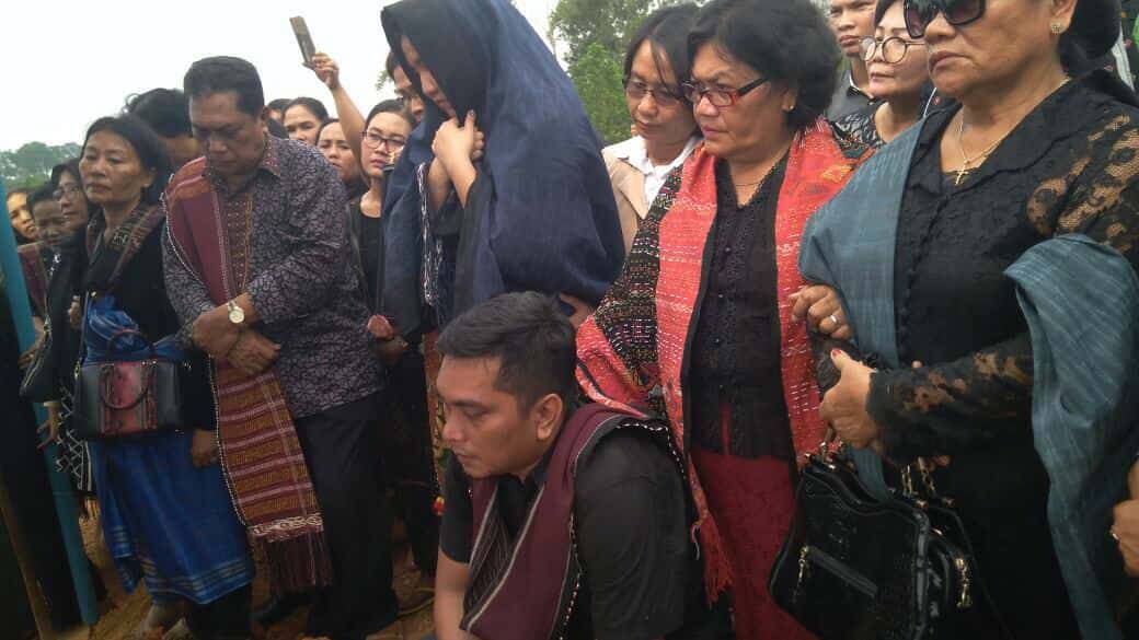 Keluarga Iringi Pemakaman Aipda Anumerta Fajar Junjungan Panjaitan
