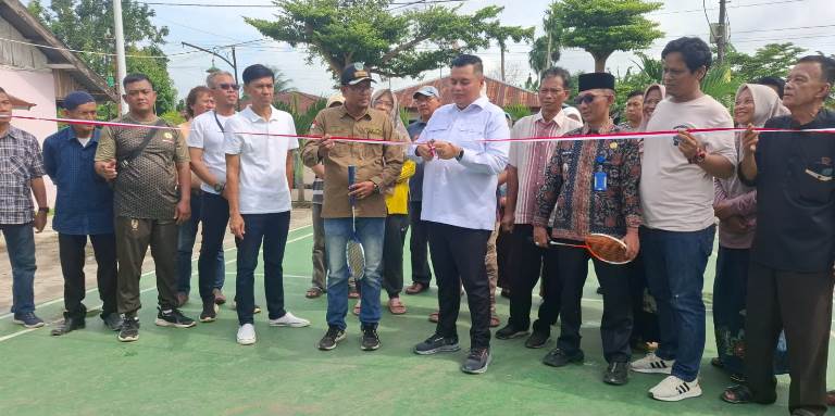 Kemas Faried Resmikan Lapangan Bulu Tangkis di Lorong Gotong Royong