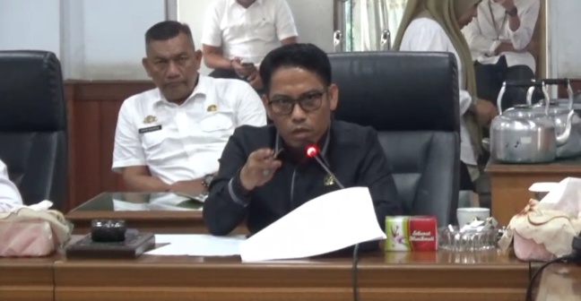 Kemas Supriyadi Mencak-mencak di Gedung DPRD Batang Hari Bela Hak Buruh: Tutup PT Super Home Production Indonesia, Cek Seluruh Izinnya!
