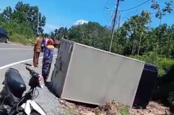 Kena Gundukan Tanah, Mobil Dinkes Tanjab Barat Terbalik