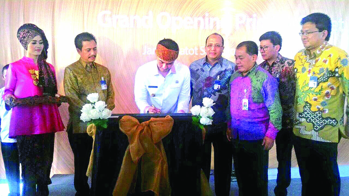 Kenakan Tanjak Jambi, Zumi Zola Hadiri Opening Outlet Prioritas Jambi