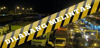 Kendaraan Diwarning Melintasi Jembatan Sugeng