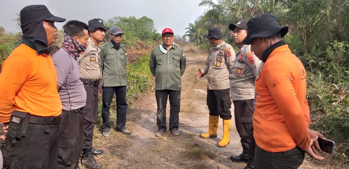 Kepala Dinas Perkebunan dan Peternakan Pimpin Pemadaman Kahutla di Muaro Jambi