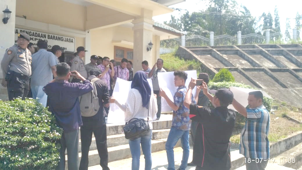Kepala Dinas ULP Kabupten Muaro Jambi Tantang Aksi Demo
