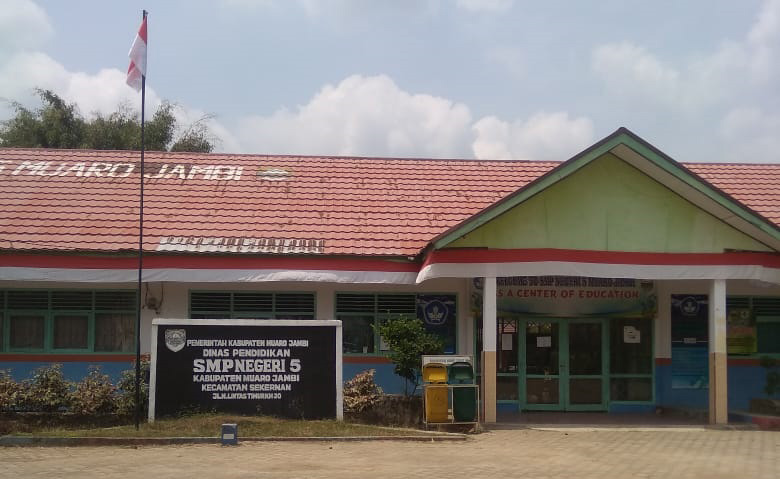 Kepsek SMP 5 Sampaikan Pesan Melalui Orang Lain