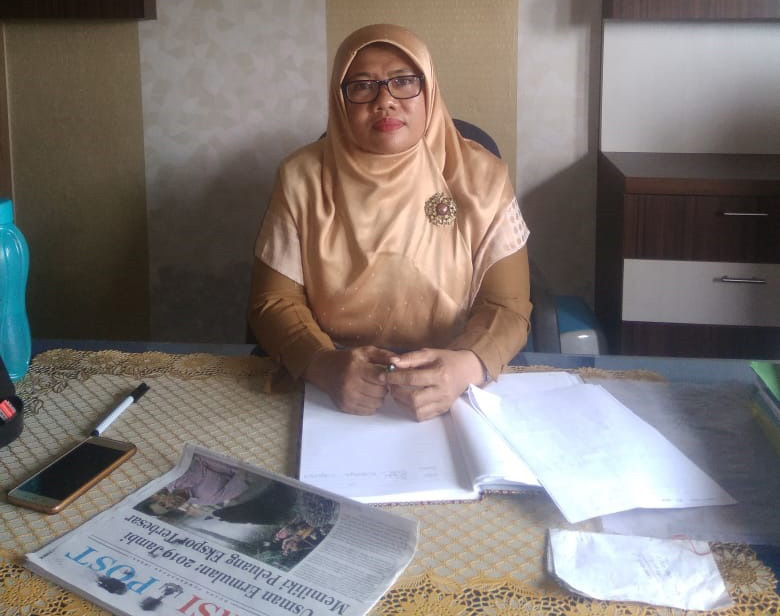 Kepsek SMP N 11 Desa Mudung Darat Hj, Yeni Aziza, Mpd. Bekerja Dengan Ihklas