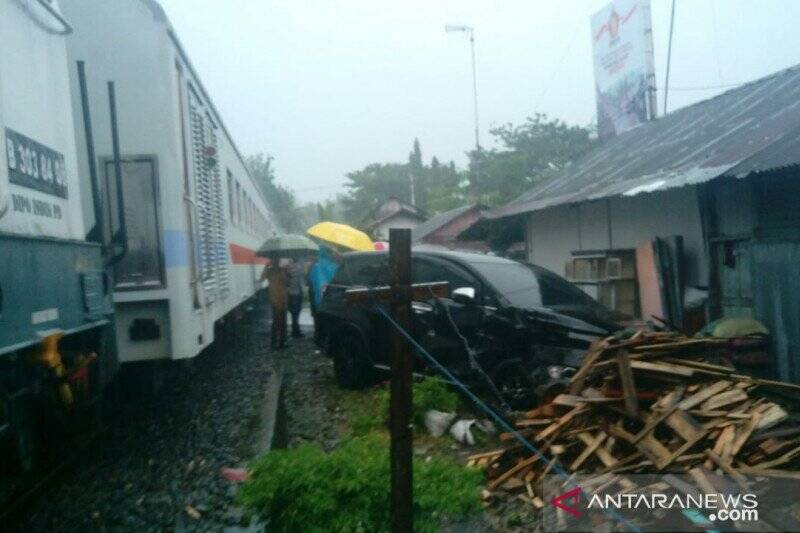 Kereta Api Kembali Tabrak Mobil