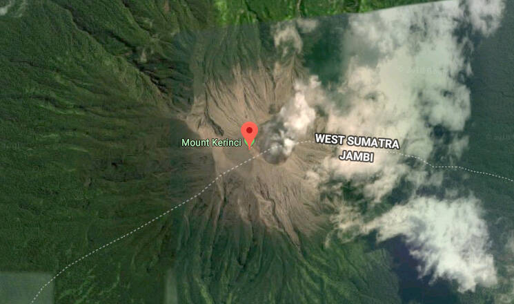 Kerinci Dihebohkan Gunung Kerinci Erupsi