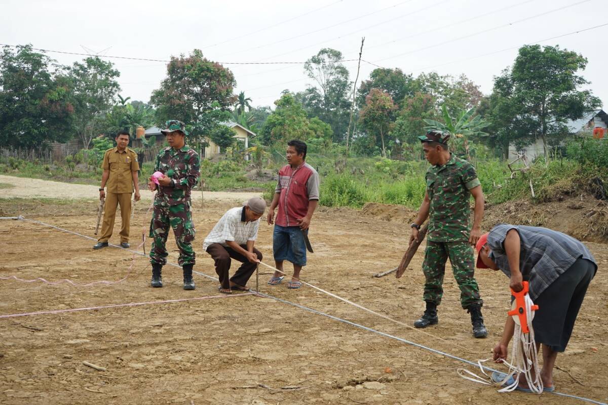 Kerjasama Dengan Pemuda, Satgas TMMD Bangun Lapangan Volley