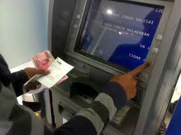 Ketahuan Saat Tarik Uang dari ATM Korban