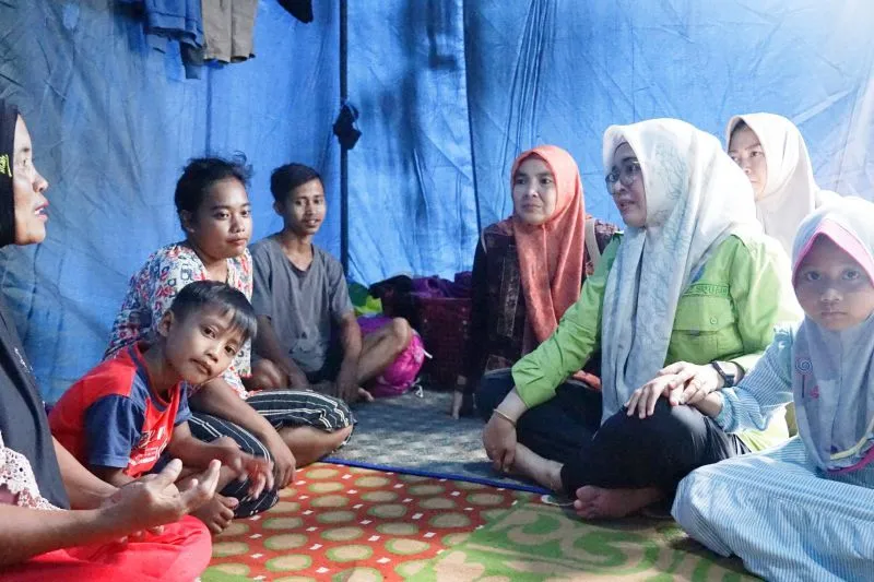 Ketika Bunda Zulva Fadhil Berbincang dengan Warga Pengungsi Tenda Darurat