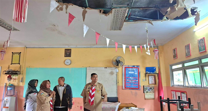 Ketua DPRD Tinjau Kelas Rusak di SMPN 7 Kota Jambi