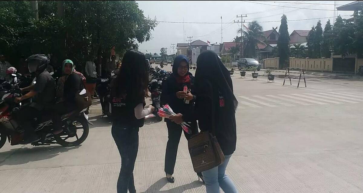 KOMPAK Bagi-bagi Bunga di Hari Anti Korupsi
