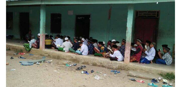 Kondisi Seadanya Santri Belajar Dilantai