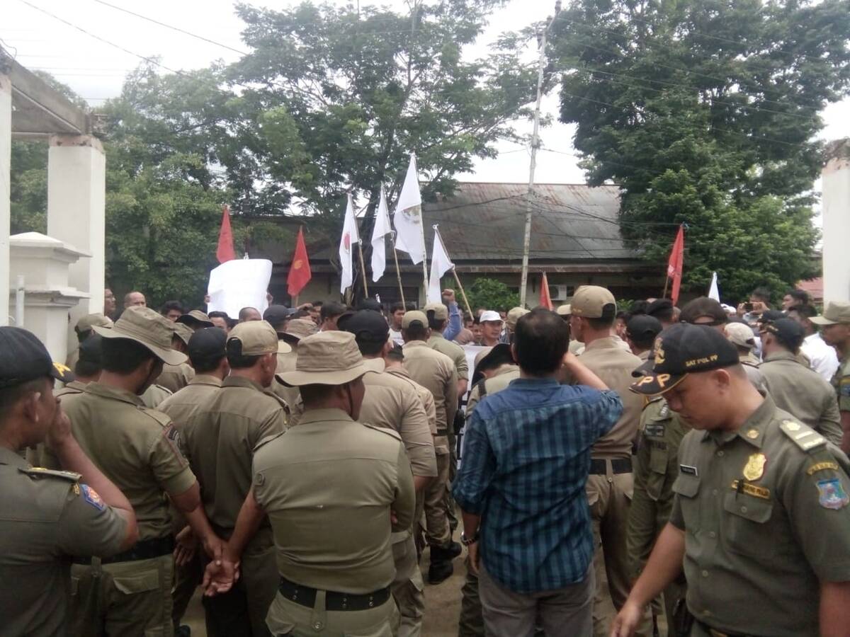Konflik Lahan CKT, Warga Demo Kantor Bupati