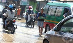 Korban Banjir Minta Sumbangan di Jalan
