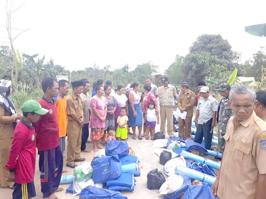 Korban Banjir Terima Bantuan Sandang Pangan