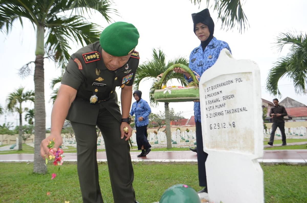 Korem 042/Gapu Ziarah di TMP Satria Bhakti Kota Jambi