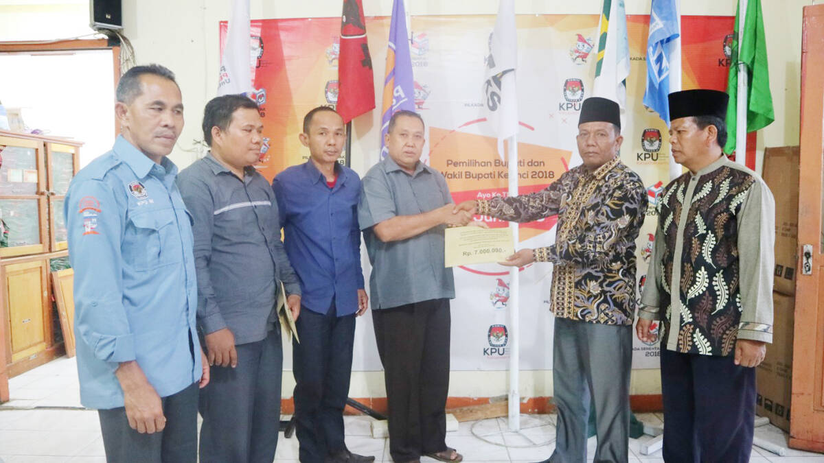 KPU Kerinci, Serahkan Bantuan Korban Kerusuhan Pentagen