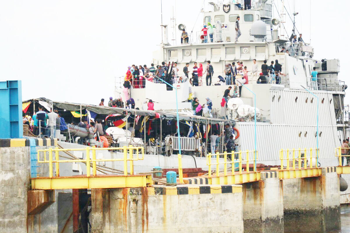 KRI Teluk Sibolga “Parkir” di Roro Sedot Perhatian Warga
