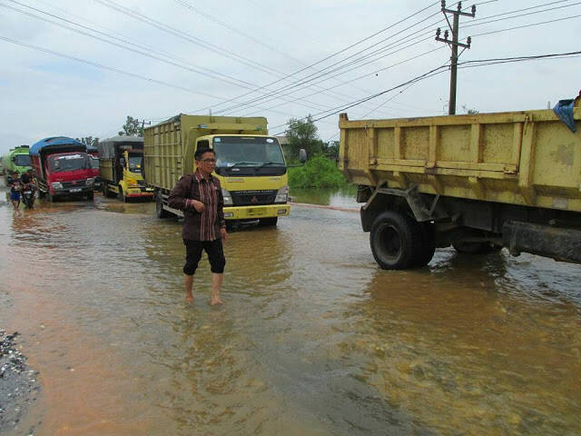 Kunjungi Korban Banjir, H Bakri Beri Bantuan