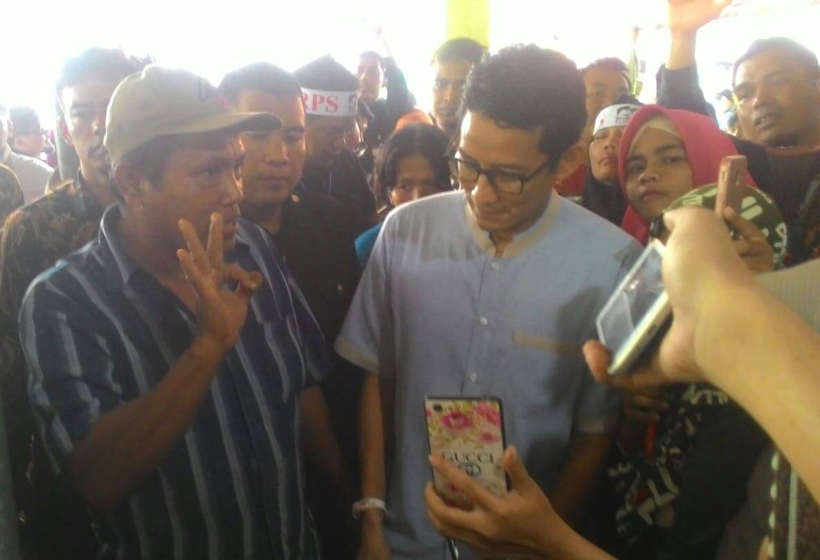 Kunjungi Pasar Angsoduo, Sandi Janjikan Program Haji Murah