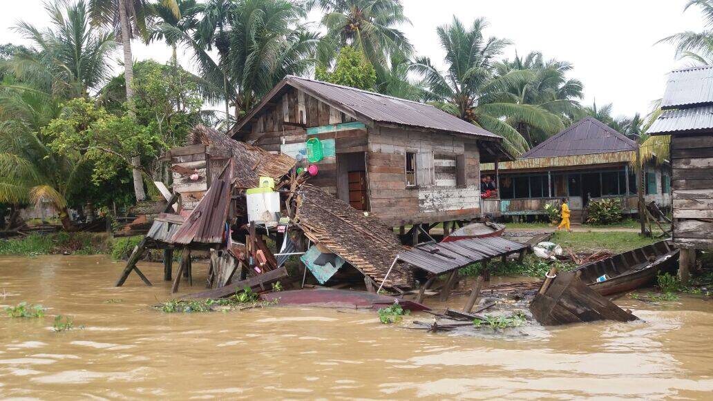 Lagi, Tongkang Tabrak Permukiman Warga