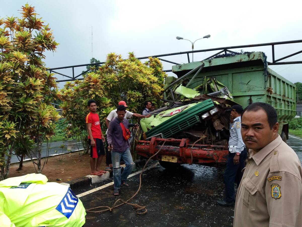 Langgar Lalin, Dump Truk Tabrak Portal