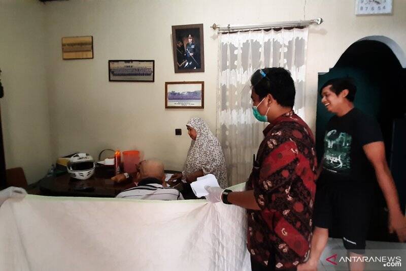Lansia Batanghari Nyoblos Calon Gubernur dan Bupati di Rumah