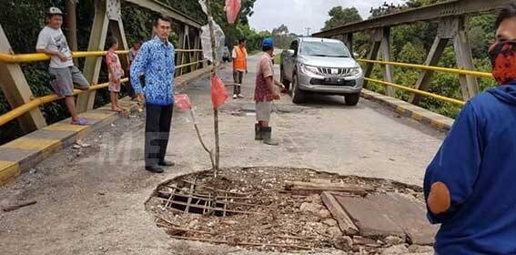 Lantai Jembatan Sungai Ruap Desa Durian Luncuk Jebol