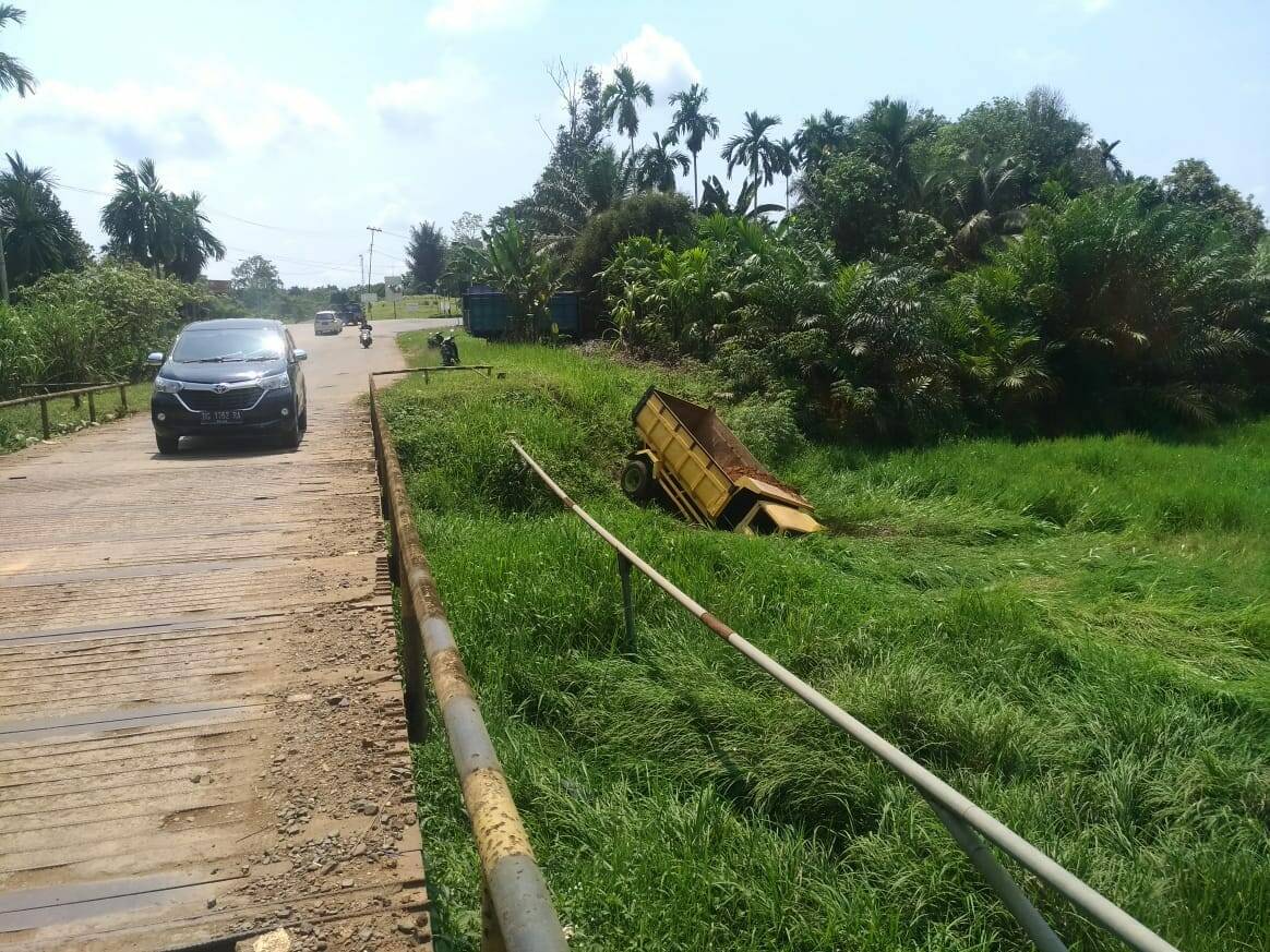 Lepas Kendali, Dump Truck Terjun Bebas
