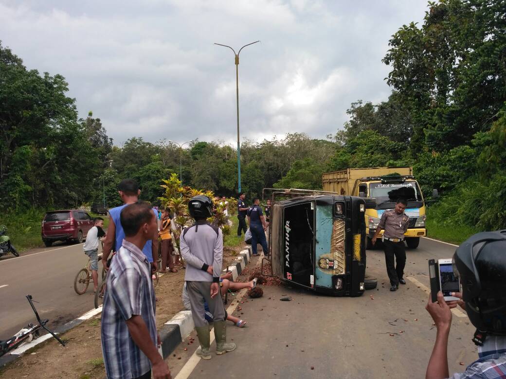 Lepas Kendali, L300 Senggol Lampu Jalan