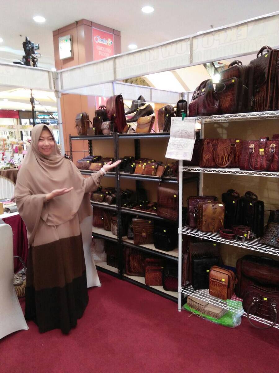 Lihat Peluang Usaha, Indah Dirikan Rumah Kerajinan Berbahan Kulit Buaya