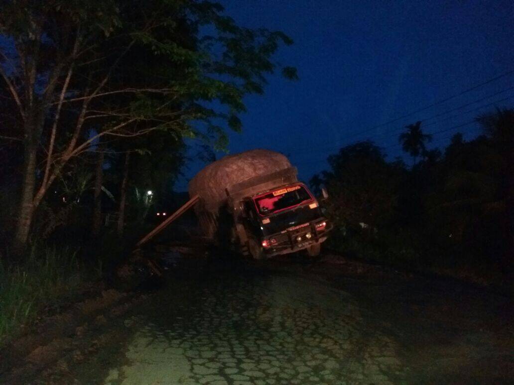 Loading Ram Milik PT. EWF Kunci Hancurnya Jalan di Tanjabtim