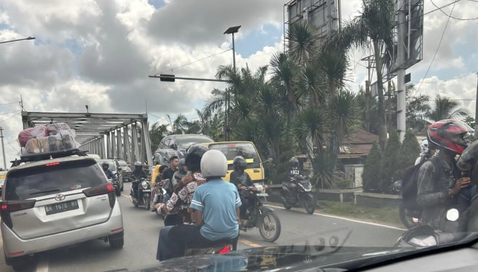 Macet Panjang di Jembatan Aurduri Satu
