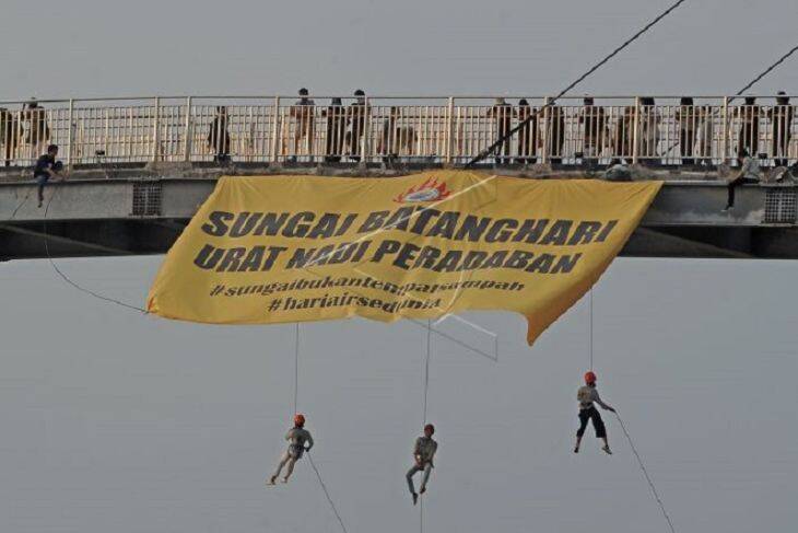 Mahasiswa Aksi di Sekitar Sungai Batanghari