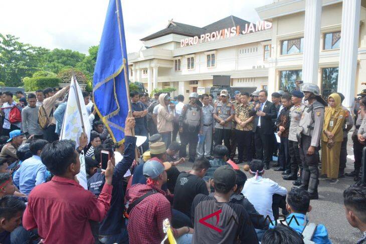 Mahasiswa Jambi Menuntut Kenaikan Harga Kelapa