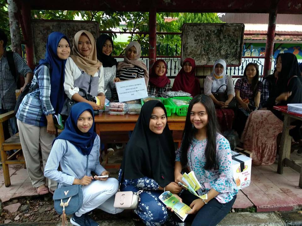 Mahasiswa Jual Takjil untuk Disumbangkan