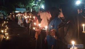 Mahasiswa Nyalakan Lilin Bentuk Keprihatinan Insiden Surabaya