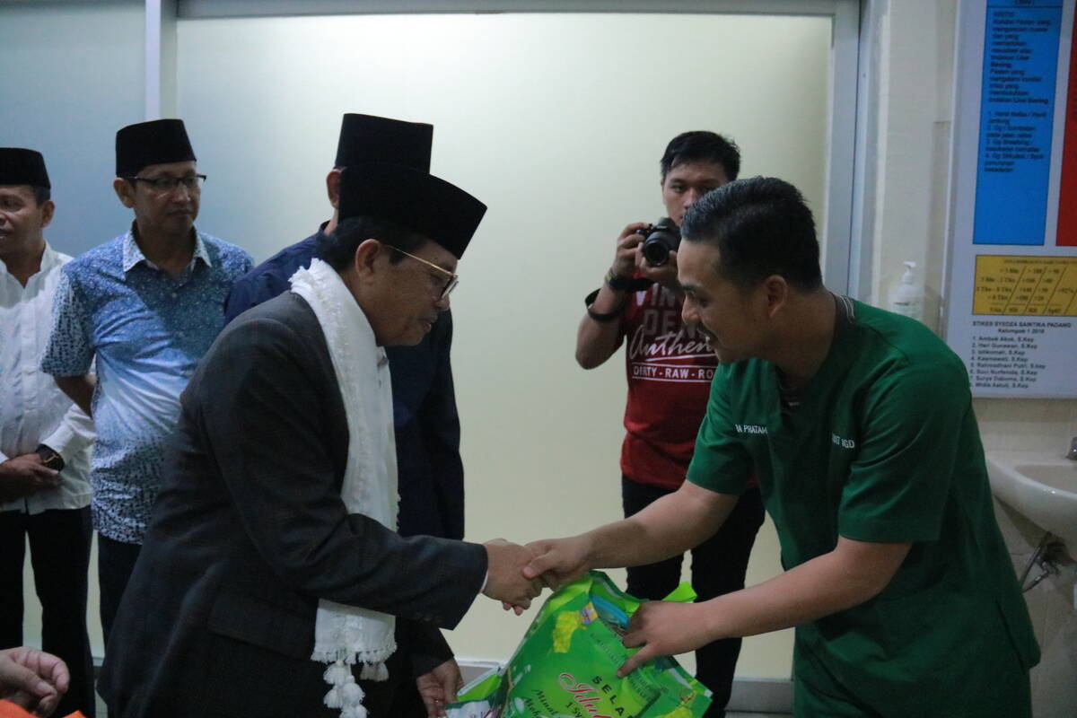 Malam Takbiran, Fachrori Berikan Bingkisan Bagi Pasien Dan Pegawai RSUD